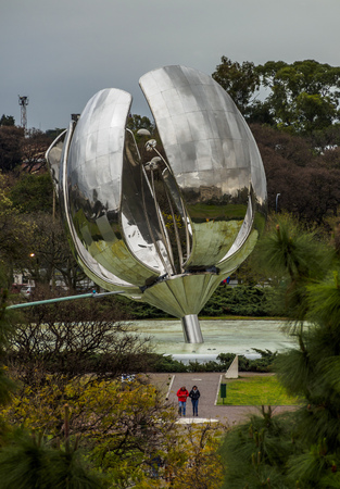 Argentina, Buenos Aires Province, City of Buenos Aires, Plaza de las Naciones Unidas, Floralis Generica by the Argentine architect Eduardo Catalano.のeditorial素材