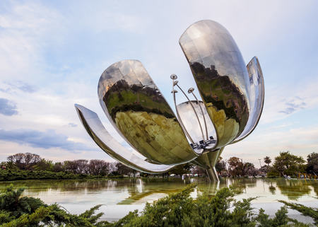 Argentina, Buenos Aires Province, City of Buenos Aires, Plaza de las Naciones Unidas, Floralis Generica by the Argentine architect Eduardo Catalano.のeditorial素材