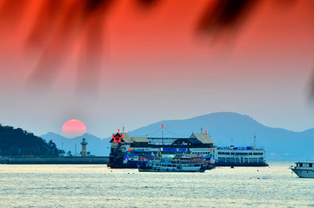 The sun sinking into the Gulf of Thailand pictured here from Pattaya Beach, Thailandのeditorial素材