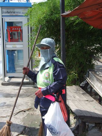BANGKOK, THAILAND - OCTOBER 28: Thai woman road sweeper in her clothes designed to block sunlight and dust October 28, 2005 in Bangkok. のeditorial素材