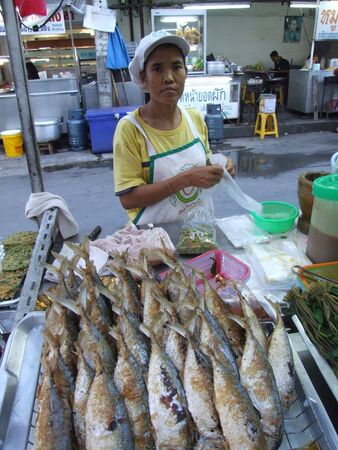 BANGKOK, THAILAND - MAY 18: Thai woman sells fish at fish market May 18, 2005 in Bangkok. のeditorial素材