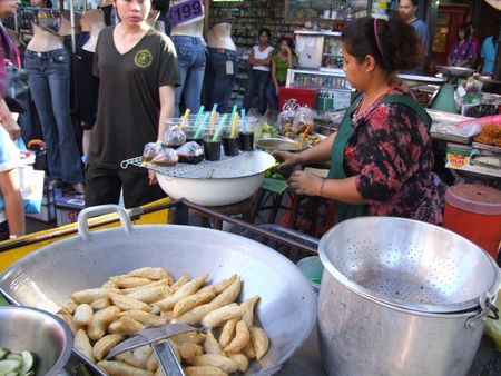 BANGKOK, THAILAND - MAY 18: Thai woman deep fries Thai snacks May 18, 2005 in Bangkok. のeditorial素材