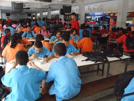 BANGKOK, THAILAND - JANUARY 25 : Students sit for dinner in the canteen at Seekan school January 25 2006 in Bangkok. のeditorial素材