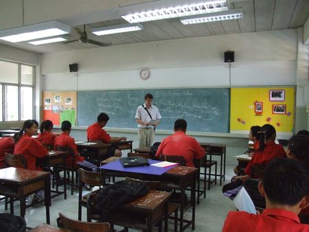 SEEKAN SCHOOL, BANGKOK, THAILAND- MAY 11: Students sit in the classroom learning English. Seekan School, Don Muang in May 11 2005 in Bangkok. のeditorial素材
