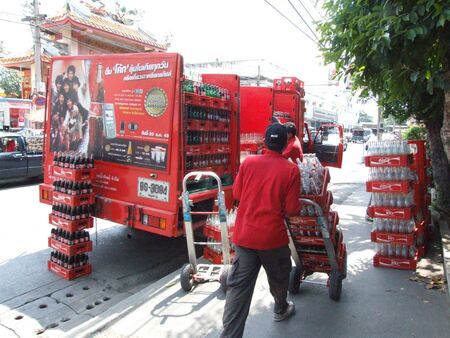BANGKOK, THAILAND - FEBRUARY 16 : Thai men deliver coke to a restaurant February 16, 2006 in Bangkok. のeditorial素材