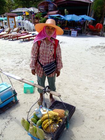 KOH SAMUI, THAILAND - JANUARY 21: Thai woman sells fruit and sweetcorn to tourists on January 21, 2005 in Koh Samui. のeditorial素材