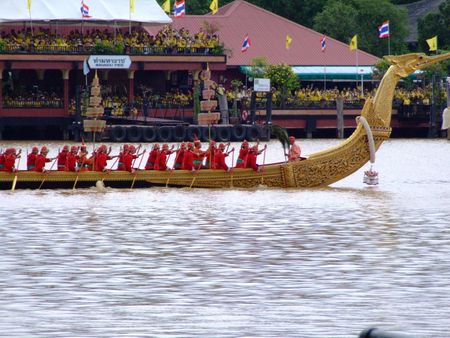 BANGKOK, THAILAND - JUNE 15: Thai Buddhist boats travel down Chao Phaya river to celebrate the kings 60 years on the throne June 15, 2006 in Bangkok. のeditorial素材