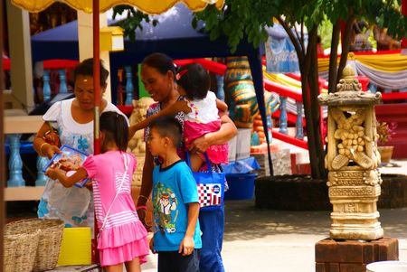 NAKON NAYOK, THAILAND - SEPTEMBER 14: Thai children buy food to feed an elephant on September 14, 2010 in Nakon Nayok.                  のeditorial素材