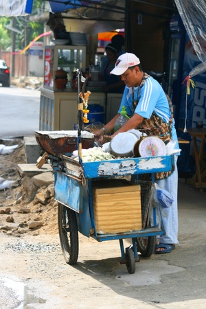 BANGKOK- SEPTEMBER 13: Thai people sell food by the road on September 13, 2010 in Bangkok, Thailand. のeditorial素材