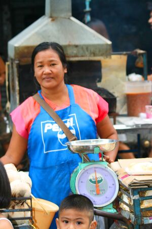 BANGKOK- SEPTEMBER 13: Thai people sell food by the road on September 13, 2010 in Bangkok, Thailand. のeditorial素材