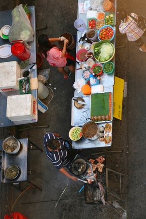 BANGKOK - JANUARY 5: Thai people cook and sell Thai food in an open market in Rangsit on January 5, 2011 in Bangkok, Thailand. のeditorial素材