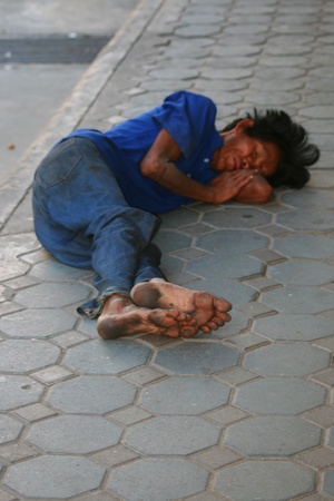 BANGKOK - JANUARY 5: Thai man sleeps by the side of the road on January 5, 2010 in Bangkok, Thailand. のeditorial素材