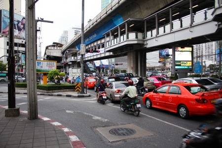 BANGKOK - JUNE 27  Busy mid day traffic traveling under Asok skytrain station in Sukumvit on June 27, 2012 in Bangkok, Thailand のeditorial素材