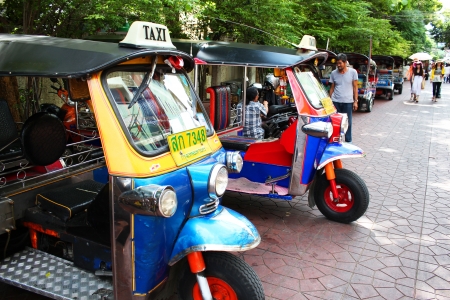 Tuk tuk taxis, Khaosarn road, Bangkok, Thailand のeditorial素材