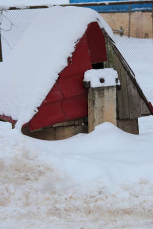 Little Red Hut In Winter In Russia.のeditorial素材