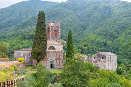 Abbazia di Sant'Andrea di Borzone. Historic monastery, originally dependent on San Colombano di Bobbio, elevated to an abbey starting from 1184 by Ugone della Volta, archbishop of Genoa, Borzone, ITAの写真素材