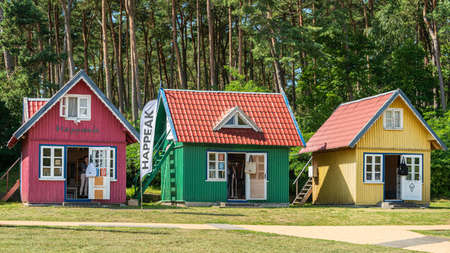 Traditional wooden houses on the Curonian Spit peninsula, Lithuania.のeditorial素材