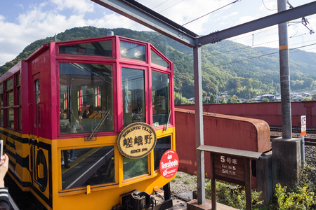 a sightseeing train line that runs along the Hozugawa River between Arashiyama and Kameoka. Its charming, old fashioned trains wind their way through the mountains at a relatively slow pace, taking about 25 minutes to make the seven kilometer journey and のeditorial素材