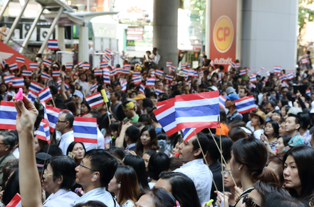 BANGKOK,THAILAND- NOVEMBER 4 : Unidentified protesters protest by against the government corruption and the controversial amnesty bill at Silom Rd. on November 4,2013 in Bangkok,Thailand.のeditorial素材