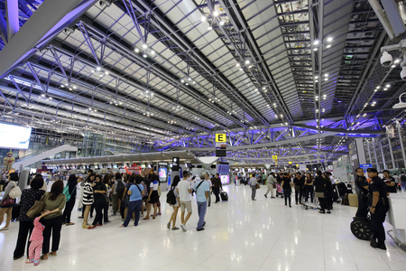 BANGKOK -OCTOBER 17: 2014: passengers walk to the terminal at the Suvarnabhumi Airport, October 17, 2014 in Bangkok, Thailand.The airport is handling about 45 million passengers annually.のeditorial素材