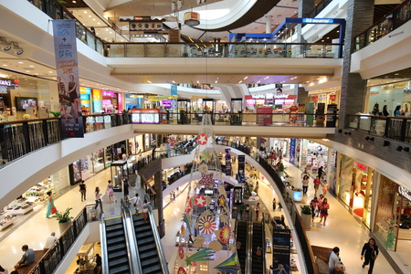 PATTAYA, THAILAND - DECEMBER 13:People shopping at Central Festival  in Pattaya on December 13, 2014, , Thailand.Central Festivaln is the biggest shopping center in Pattayaのeditorial素材