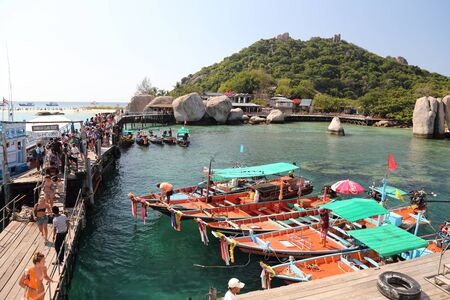 KOH NANGYUAN, THAILAND -MARCH 1: Unidentified tourist at  the pier of Koh Nangyuan inThailand on March 1, 2014.のeditorial素材