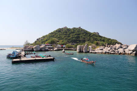 KOH NANGYUAN, THAILAND -MARCH 1: Unidentified tourist at  the pier of Koh Nangyuan inThailand on March 1, 2014.のeditorial素材