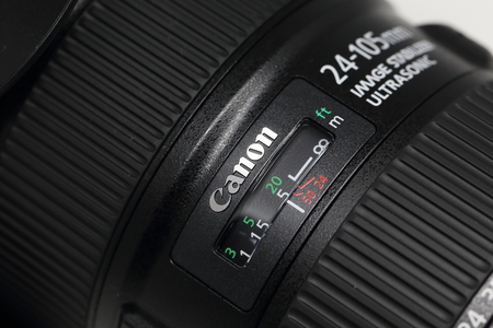 BANGKOK, THAILAND -OCTOBER 27, 2016:The new canon 24-105 F4L II is usm lens in bangkok thailand on  October 27, 2016のeditorial素材