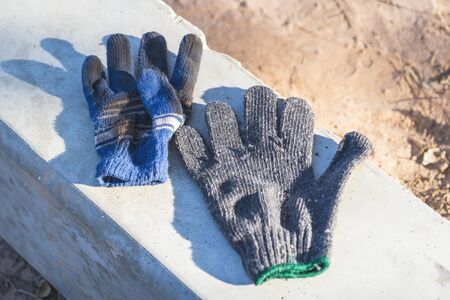 he old cloth glove is placed on a concrete pole during the sunny shine to shine.
の写真素材