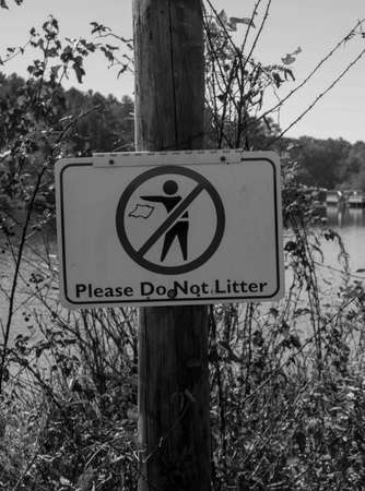 Please Do Not Litter Sign Black Whiteの写真素材