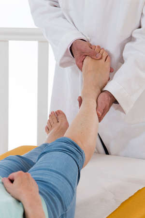Woman'sleg examinationin medical office