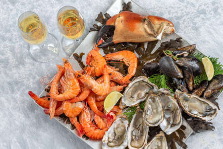 Seafood shellfish plate-Pink prawns, crab claws, Spanish mussels and oysters from Marennes Ol ronの写真素材