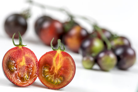 Tomate Yoom en macro tranch e en deux.の写真素材