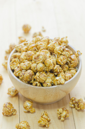 Caramel popcorn in wood bowlの写真素材