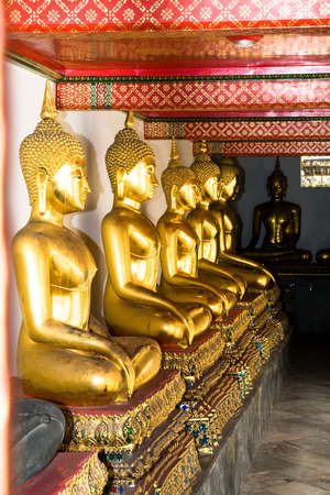 Aligned gold buddhaのeditorial素材