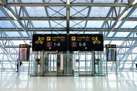 Sign board gate entrance, escalator and Elevator at Suvarnabhumi Airportのeditorial素材