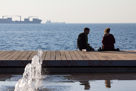 THESSALONIKI, GREECE - DECEMBER 25, 2015: People relaxing on Thessaloniki seafront and drinkingのeditorial素材