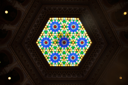 SARAJEVO, BOSNIA AND HERZEGOVINA - APRIL 16, 2017: Interior of the main hall of the Vijecnica, the former library and city hall of Sarajevo, destroyed during the 1991-1995 conflict and reconstruted, characterized by its ottoman style

Picture of the interのeditorial素材