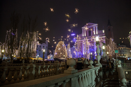 LJUBLJANA, SLOVENIA - DECEMBER 16, 2017: Tromostovje (Triple Bridge) taken at night during the Christmas period with Christmas decorations. Presernov square can be seen in the background

Picture of the Triple Bridge (Tromostovje) of Ljubljana during chriのeditorial素材