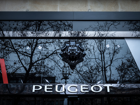 PARIS, FRANCE - DECEMBER 20, 2017: Peugeot logo on their showroom of Champs Elysees with its distinctive Lion. Peugeot, part of PSA group, is one of main french car producers

Picture of a sign with Peugeot logo, located on the show room concept store of のeditorial素材