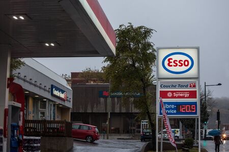 MONTREAL, CANADA - NOVEMBER 3, 2018: Esso logo in front of one of their gas stations in Canada. Esso is one of the petroleum production and sales brand of Exxon Mobil

Picture of a sign with the logo of Esso taken in front of a petrol station in Quebec, iのeditorial素材
