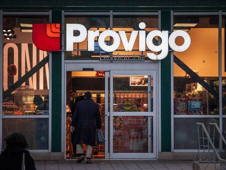 MONTREAL, CANADA - NOVEMBER 9, 2018: Entrance of a Provigo Supermarket with its logo. Belonging to the group Loblaws, Provigo is the leader in mass market retailing in Quebec

Logo of a Provigo supermarket in Montreal, Quebec, Canada with people entering.のeditorial素材