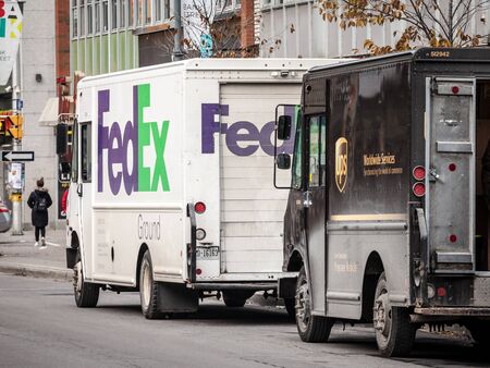 OTTAWA CANADA - NOVEMBER 12, 2018: Fedex & UPS logos on delivery vans next to each other in Ottawa street, Ontario. Fedex & UPS are competing American courier specialized in parcels & letters shipping

Picture of delivery vans with the logo of Fedex and Uのeditorial素材