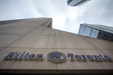 TORONTO, CANADA - NOVEMBER 13, 2018: Hilton logo on their hotel during the afternoon in Toronto, ONtario. Hilton is one of the biggest brands of luxury hotels

Picture of the Hilton Toronto sign with its iconic logo. Hilton is an American multinational hoのeditorial素材