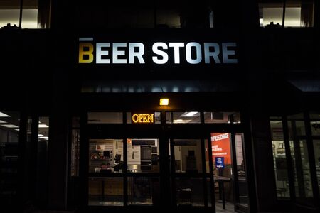 TORONTO, CANADA - NOVEMBER 14, 2018: Beer store logo on one of their shops in downtown Toronto, Ontario at night. Beer store is a chain of alcohol retailers in Ontario

Picture of a sign with the Beer Store logo delivering on their local store in dowtown のeditorial素材