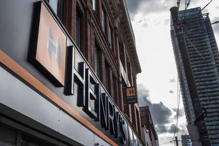 TORONTO, CANADA - NOVEMBER 14, 2017: Henry's logo in front of their main store for Toronto, Ontario. Henrys is a Canadian chain of electronics, photography and video retailer

Picture of a Henry's sign with their logo on their local shop in Toronto, Ontarのeditorial素材