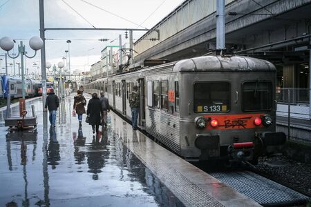 PARIS, FRANCE - JANUARY 02, 2007: Z6100 Class EMU from Transilien SNCF, specialized in commuting and suburban services, waiting on a platform of Paris Gare du Nord train stationPicture of an EMU, Z6100 class, waiting for departure on the platform of Parのeditorial素材