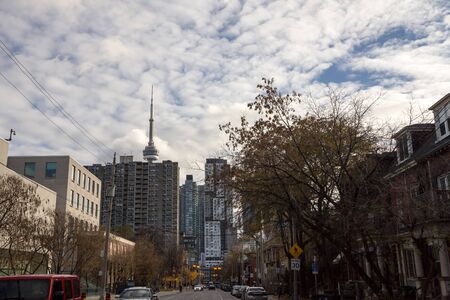 TORONTO, CANADA - NOVEMBER 13, 2018: Canadian National Tower (CN Tower) surrounded by residential buildings and condo skyscrapers in Toronto. CN Tower is the tallest building of Toronto

Picture of the CN Tower, also known as Canadian National, surroundedのeditorial素材