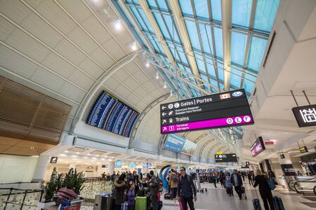 TORONTO, CANADA - NOVEMBER 14, 2018: Departures board and check in gates of Terminal 2 of Toronto Pearson Airport, the main busiest international airport of Canada and Ontario

Picture of the interior of the Terminal 2 of Toronto Pearson Airport crowded. のeditorial素材