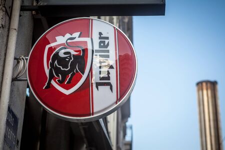 LYON, FRANCE - JULY 14, 2019: Jupiler logo in front of a local bar. Jupiler is a Belgian light pilsner beer, one of the most consumed in Belgium, exported worldwide

Picture of a sign with the logo of Jupiler in front of a bar in Lyon, France. Jupiler is のeditorial素材